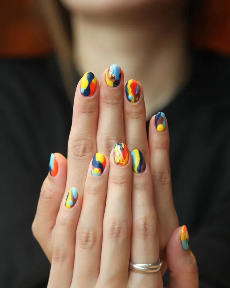 Nail art colorat, model abstract pictat manual.