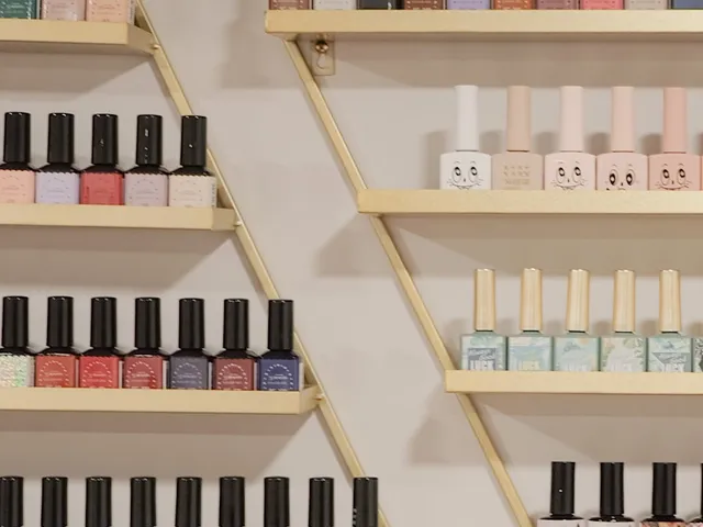 Interiorul studioului Alesweet Nails — raft cu lacuri de unghii